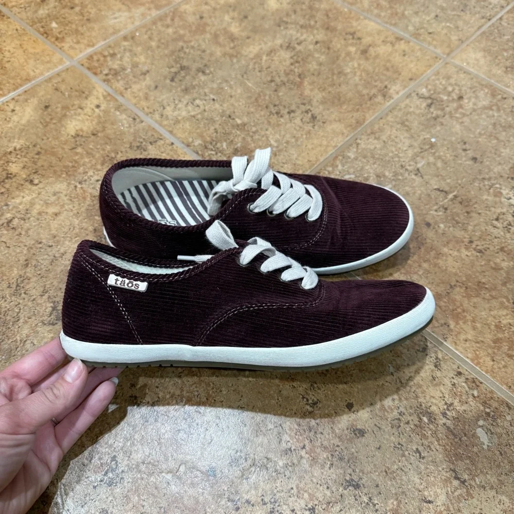 Taos Guest Star Burgundy Corduroy Sneakers Women 8 Casual Lace Up Shoes Comfort